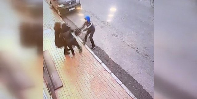 Başarısız kapkaç girişimi kamerada