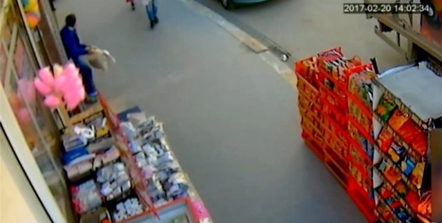 Batman’da market önünde ceviz hırsızlığı