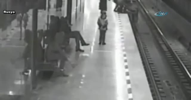Dalgın çocuk raylara düştü