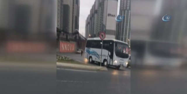 Esenyurt'ta freni boşalan otobüs, direkleri yıktı