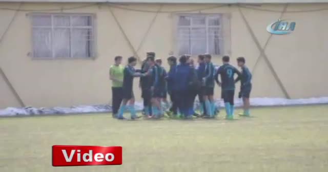 Futbol sahasında uçan tekme ve yumruklar konuştu