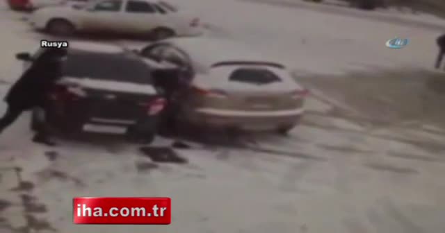 İki otomobilin arasında böyle sıkıştı