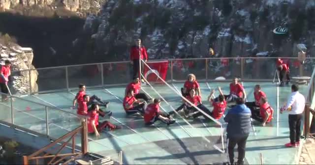 İlk kez cam teras üzerinde voleybol oynandı