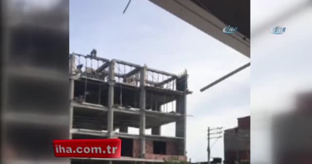 İnşaat işçisi metrelerce yükseklikte canını tehlikeye attı