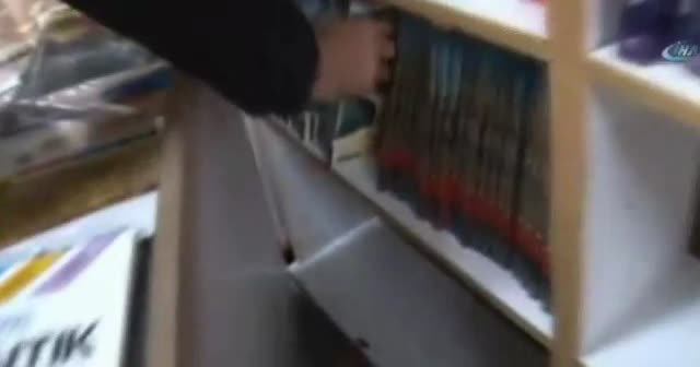 Kadıköy’de bandrolsüz kitap operasyonu polis kamerasında