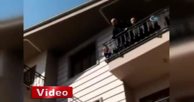 Kafası balkon demirlerine sıkıştı