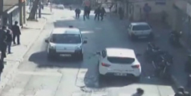 Kahvehaneye saldıran şehir magandaları kamerada