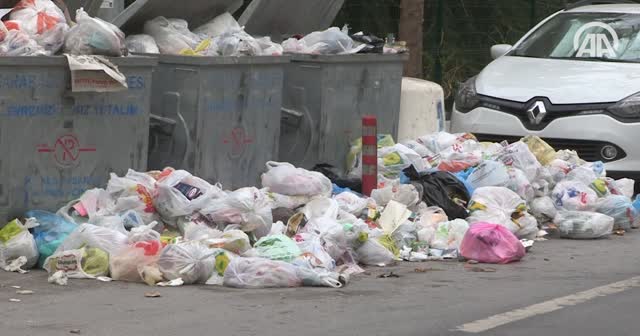 Karabağlar'da grev nedeniyle çöpler toplanmıyor