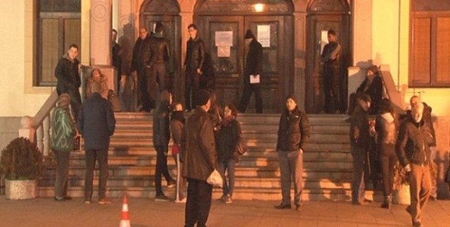Kimlik çıkartmak için geceden sıraya girdiler