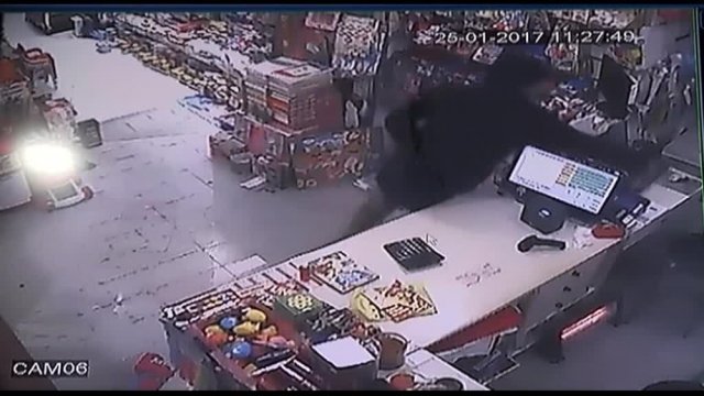 Kırtasiyede hırsızlık kameraya yansıdı