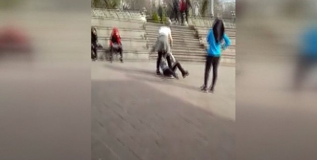 Liseli kızların saç saça kavgası kamerada