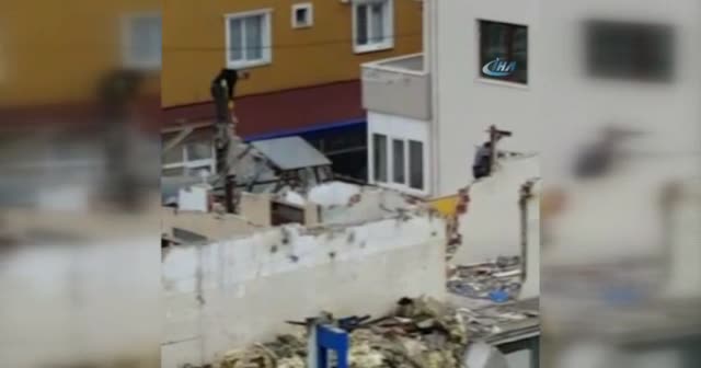 Maltepe’de üzerine bastıkları blokları balyozlarla kırdılar