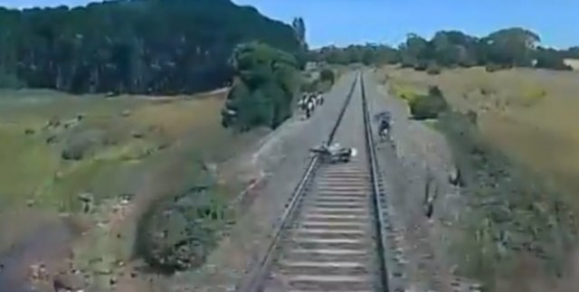 Motosikletli trenin altında kalmaktan son anda kurtuldu
