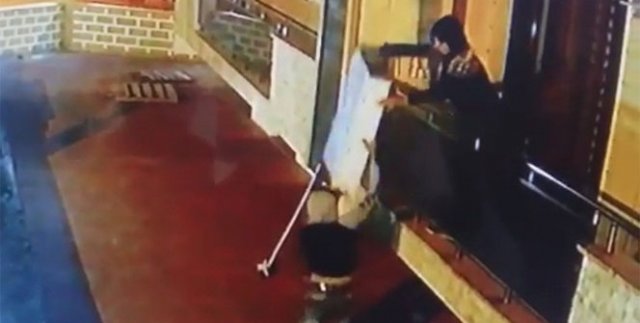 Pişkin hırsızların rahat tavırları kameraya yansıdı