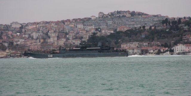 Rus savaş gemisi İstanbul Boğazı’ndan geçti