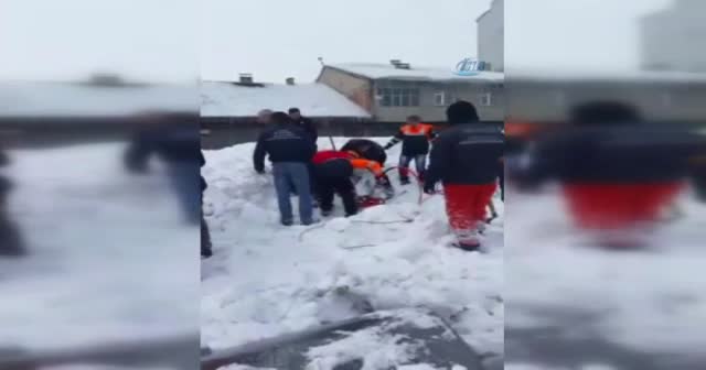 Semt pazarının çatısı insanların üstüne çöktü