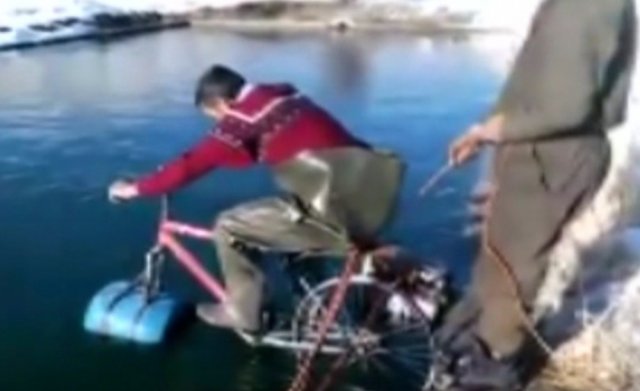 Suda bisiklet sürme denemesi gülümsetti