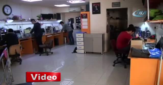 Tamir ettiği tablet patlayıp yanmaya başladı