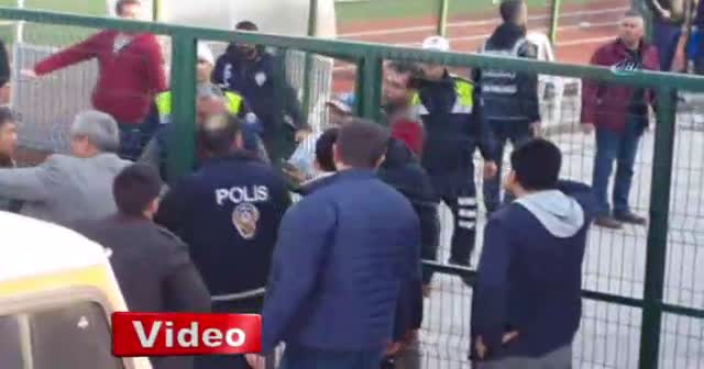 Taraftarın attığı taş futbolcunun burnunu kırdı