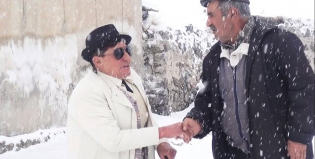 Tarzıyla erkeğe benzeyen ilk kadın muhtar kar kış demeden çalışıyor