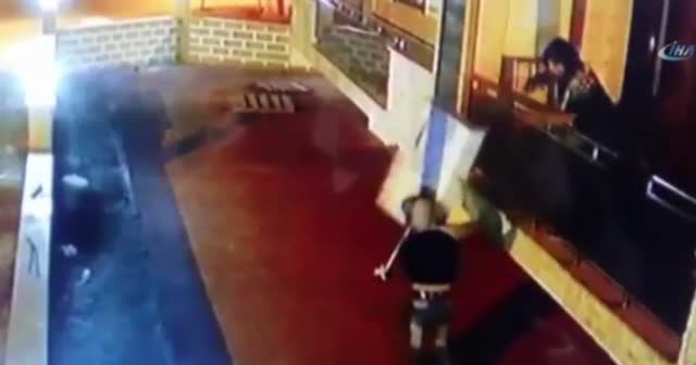 Televizyon çalan pişkin hırsızlar kamerada