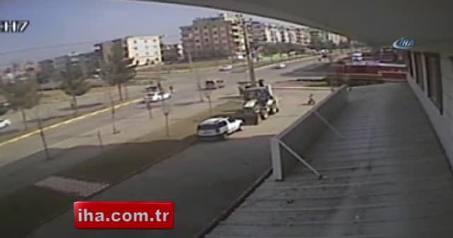 Tren otomobile böyle çarptı