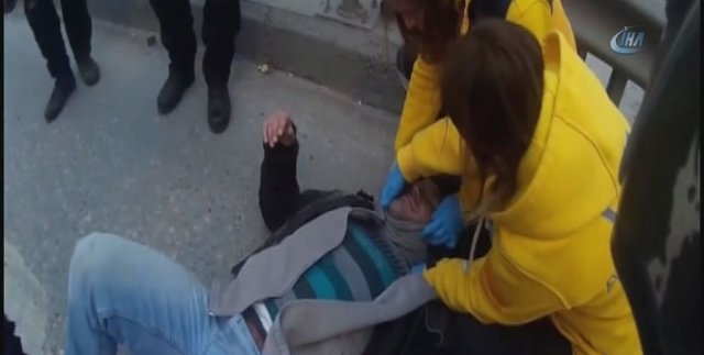 Üzerine pankart düşen motosikletli ölümden döndü