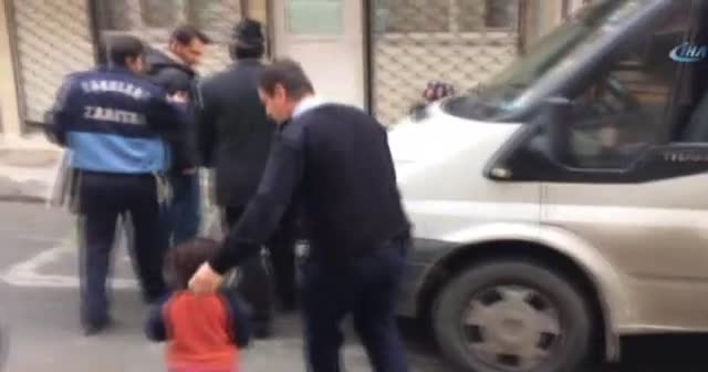 Zabıtayı gören ’engelli’ yürümeye başladı