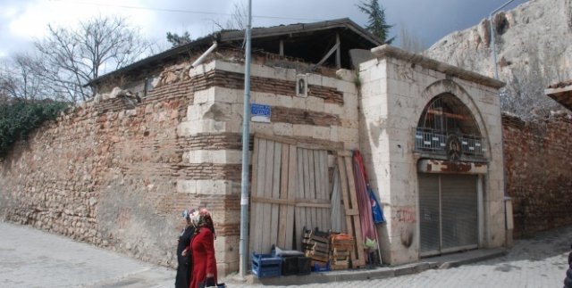 265 yıllık hanı satılığa çıkardı
