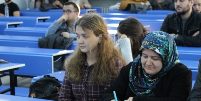 47 yaşında kızıyla birlikte üniversite sıralarına oturdu