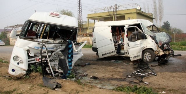 Adana'da minibüsler çarpıştı: 1 ölü, 18 yaralı