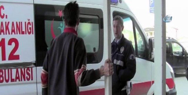 Ambulansa alınmayan hasta yakını böyle çıldırdı