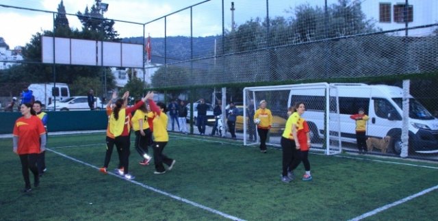 Anneler top oynadı, çocuklar heyecanla izledi