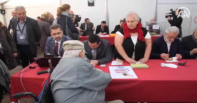 Avrupa'daki Türkler halk oylaması için sandık başında