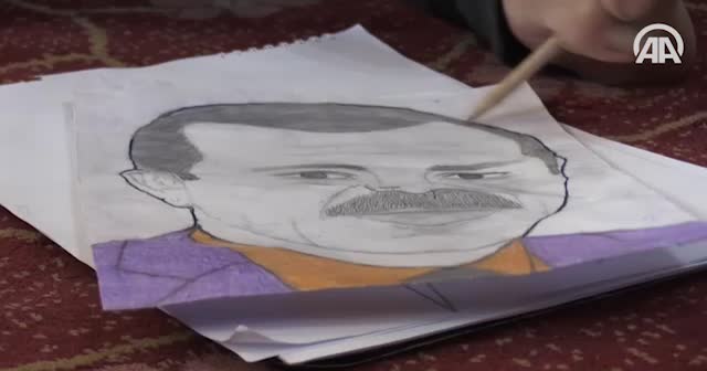 Ayağıyla çizdiği resimler görenleri şaşırtıyor