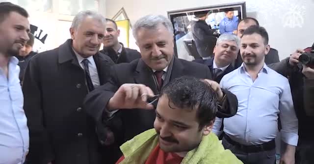 Bakan Arslan saç traşı yaptı