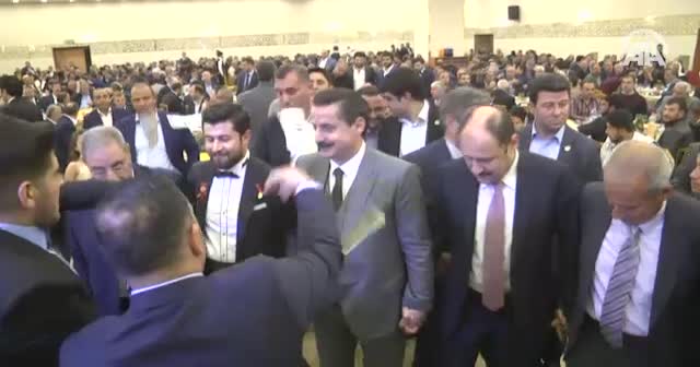 Bakan Çelik'ten düğün halayı