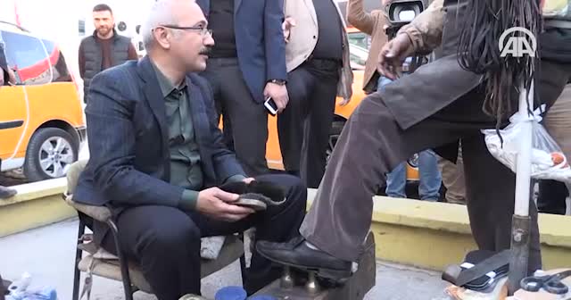 Bakan Elvan boya sandığında ayakkabı fırçaladı