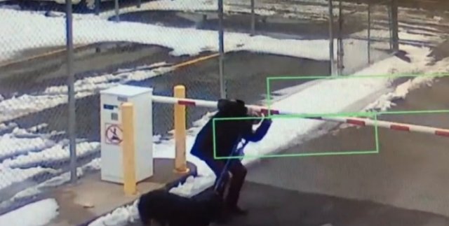 Bariyer kadının kafasına çarptı