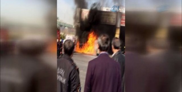 Bayrampaşa'da otomobil alev alev yandı