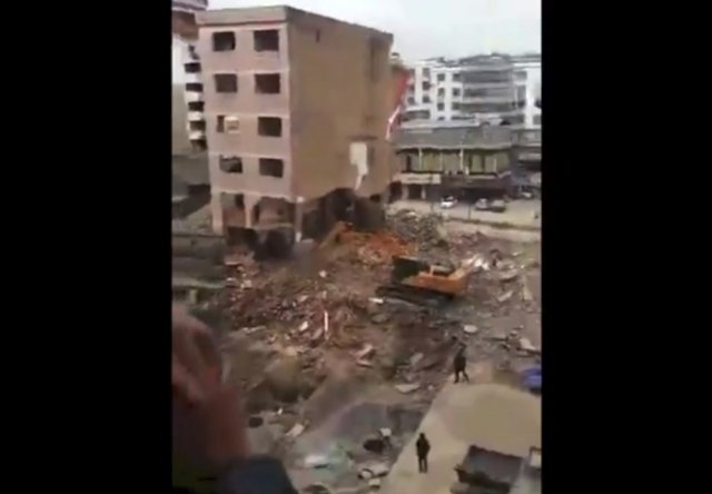 Bina iş makinesinin üzerine yıkıldı !