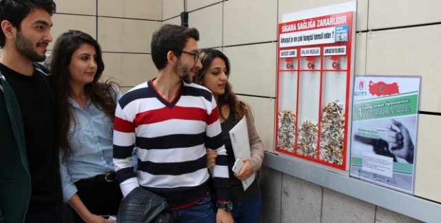 Bu ankette oylama sigara izmaritleriyle yapılıyor