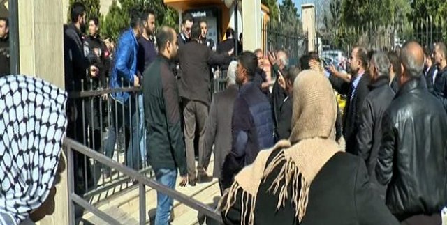 Cinayet davası öncesi adliye karıştı: 3’ü polis 6 yaralı