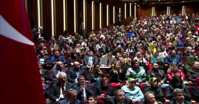 Cumhurbaşkanı Erdoğan imzayı kürsüde attı