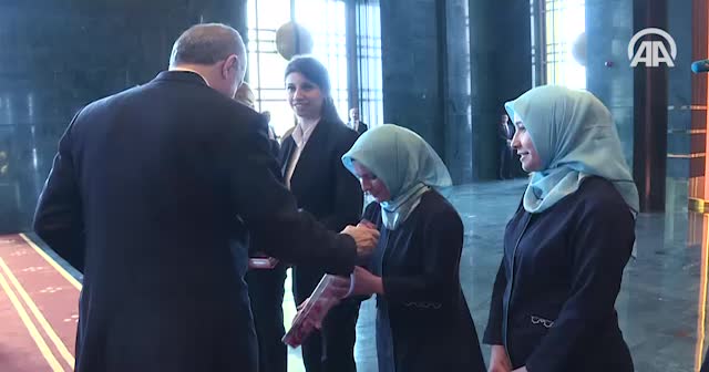 Cumhurbaşkanı Erdoğan, kadın çalışanlara karanfil verdi