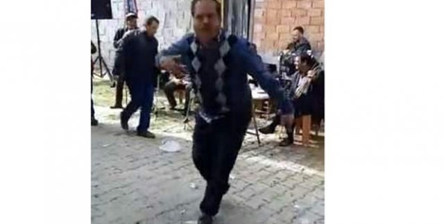 Dans ederken kendinden geçti