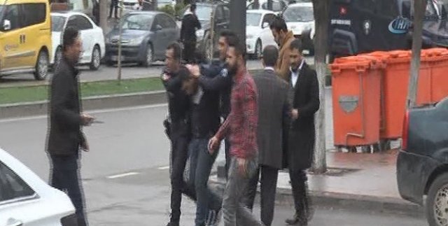Emniyet Müdürlüğü önünde silahlı kavga