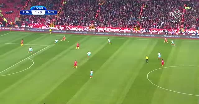 Emre Mor attığı çalımla rakibi Vadim Bolohan'ı hayata küstürdü