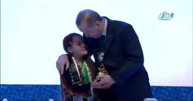 Erdoğan Filistinli küçük kıza ’Rabia’yı öğretti