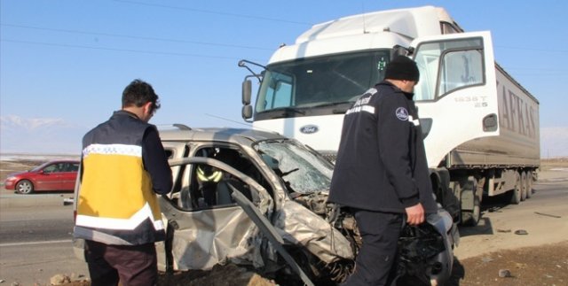 Erzurum’da tır ile otomobil çarpıştı: 5 yaralı